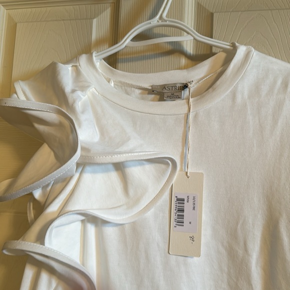 NWT, bueatiful top with cute ruffle sleeve. - Picture 2 of 3